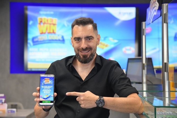 Πέτρος Μάνος, ιδιοκτήτης καταστήματος ΟΠΑΠ επί της πλατείας Μανδηλαρά στο Γαλάτσι