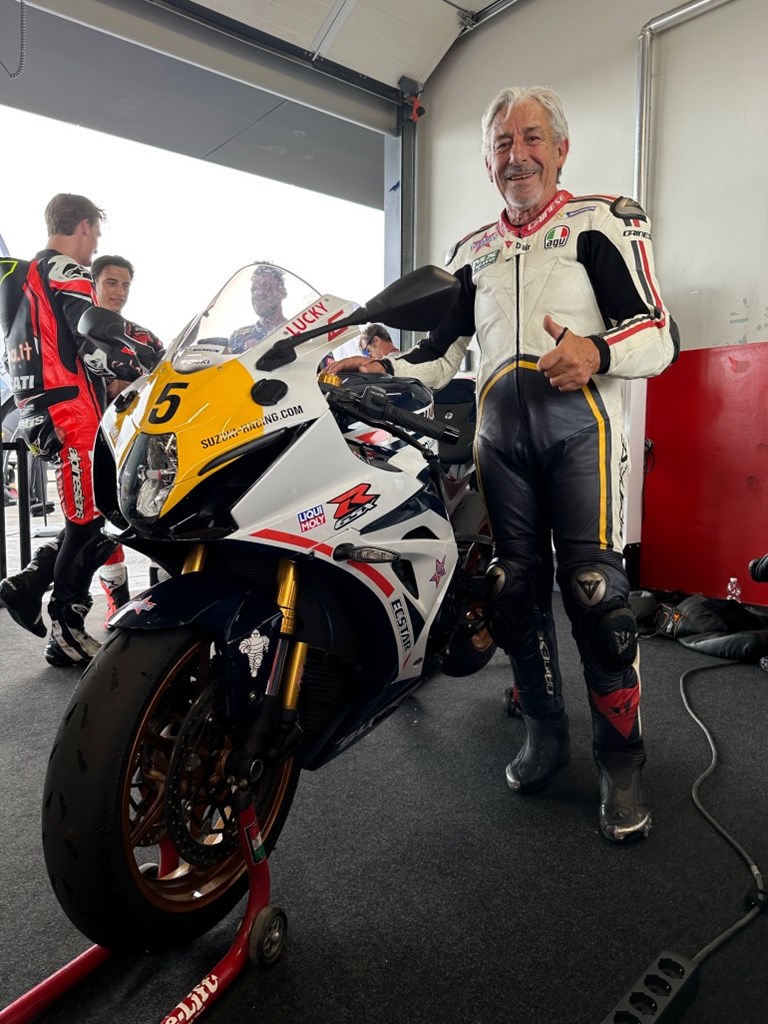 O Marco Lucchinelli οδηγεί την προσωπική του Suzuki GSXR 
