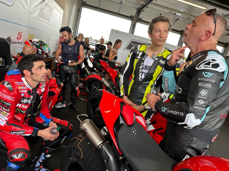 Ακούει προσεκτικά ο Massimo Rivola της Aprilia, τον Graziano Milone, με τον Michelle Pirro να παρακολουθεί