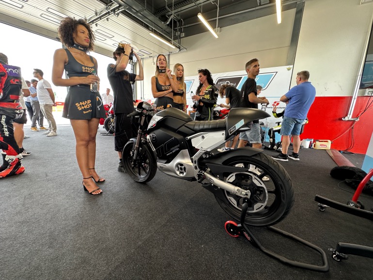 Τα umbrella girls νετυπωσιάζονται από την ηλεκτρική VMOTO TC MAX Racing Edition