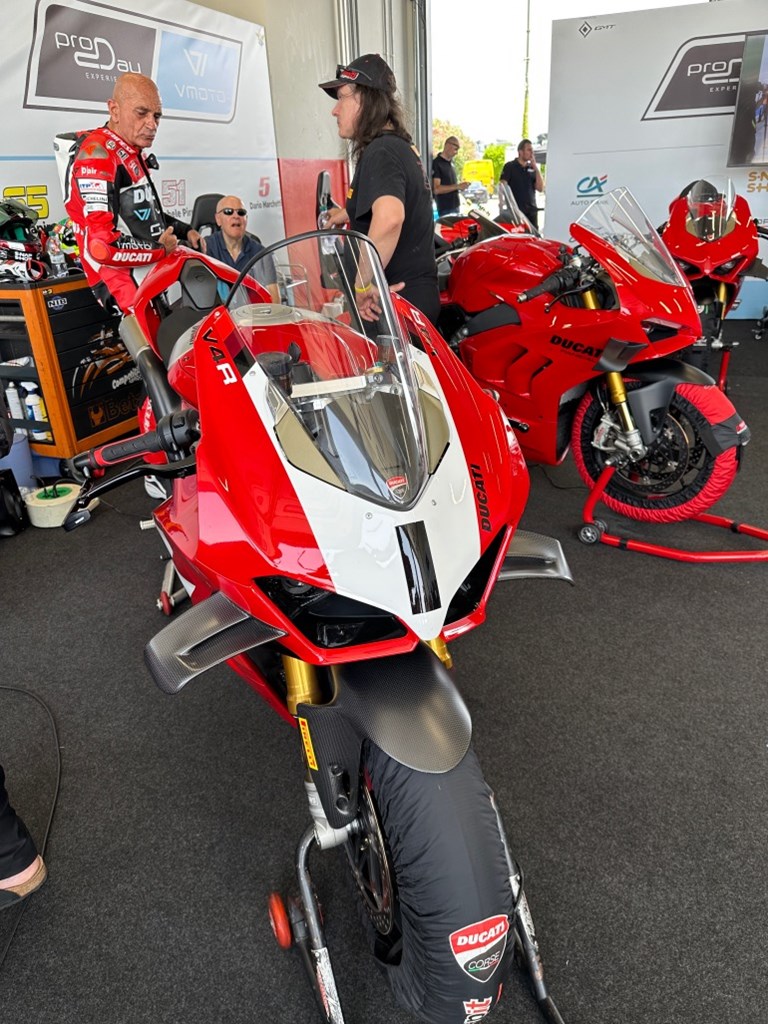 Ο Dario Marchetti οδηγεί την Ducati Panigale V4R