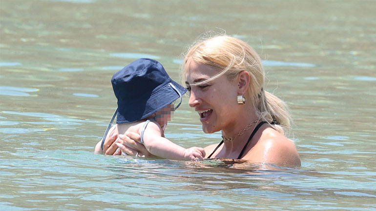 Ιωάννα Τούνη-Δημήτρης Αλεξάνδρου: Για μπάνιο με τον γιο τους σε παραλία της Μυκόνου – Φωτογραφίες