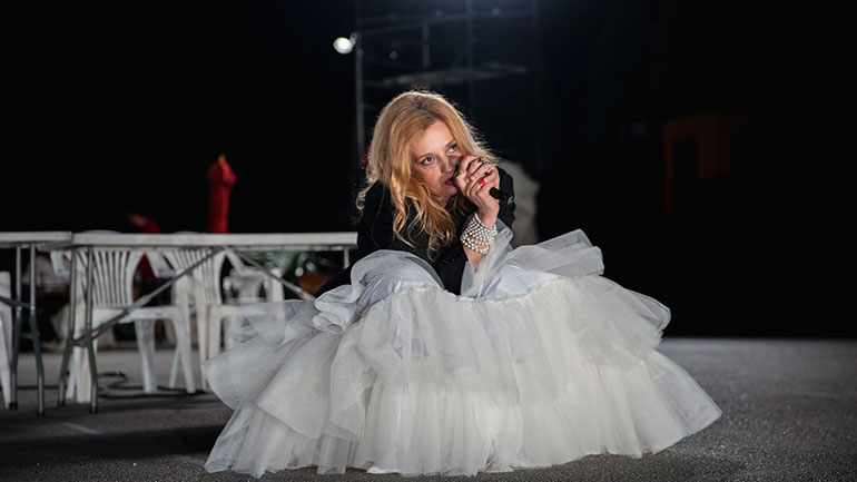 Σφήκες: Η Λένα Κιτσοπούλου διασκευάζει και σκηνοθετεί Αριστοφάνη στο Αρχαίο Θέατρο Επιδαύρου