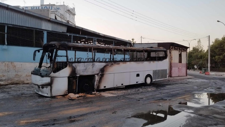Στις φλόγες τουριστικό λεωφορείο στο Πέραμα