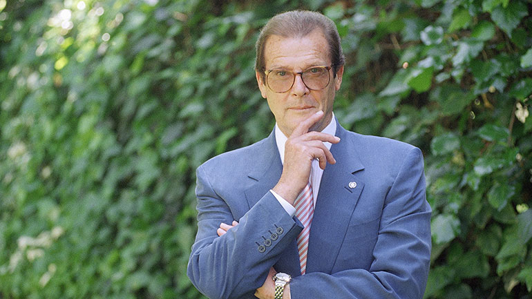 Δημοπρατούνται αντικείμενα του Τζέιμς Μποντ από την οικογένεια του Ρότζερ Μουρ