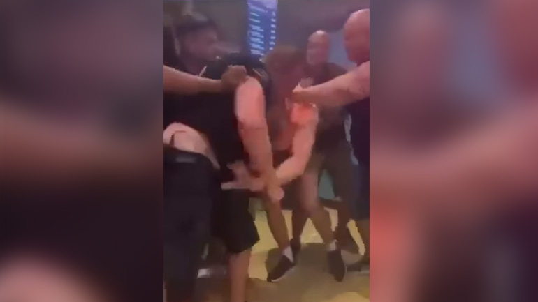 Σοκαριστικό βίντεο: Άγριος ξυλοδαρμός νεαρού σε μπαρ στον Λαγανά Ζακύνθου