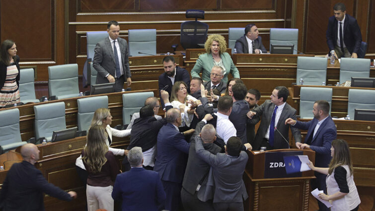 Κόσοβο: Στα χέρια πιάστηκαν βουλευτές στο κοινοβούλιο