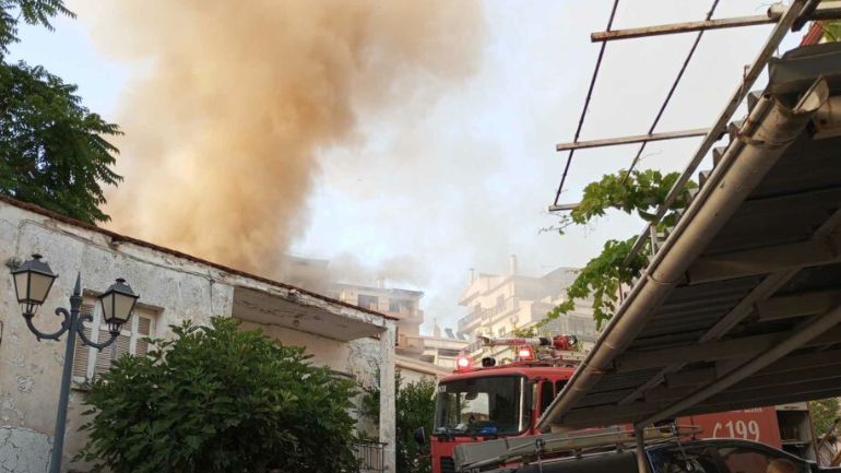 Μεγάλη πυρκαγιά σε διώροφη κατοικία σε πυκνοκατοικημένη περιοχή στην Κοζάνη