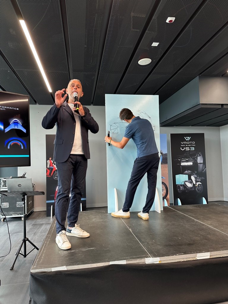 O Graziano Milone κάλεσε τον σχεδιαστή της Pininfarina να δείξει τις βασικές γραμμές του νέου σκούτερ