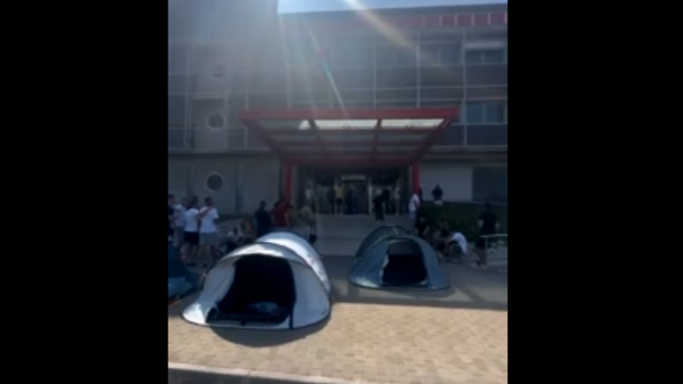 Κινητοποίηση Σέρβων εργαζομένων στις εγκαταστάσεις του «ΕΛΛΑΚΤΩΡΑ» στην Αθήνα – Παραμένουν για χρόνια απλήρωτοι