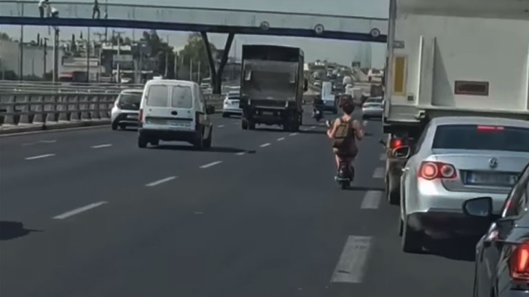 Ελλάδα 2023: Στον Κηφισό με ηλεκτρικό πατίνι ανάμεσα στα αυτοκίνητα