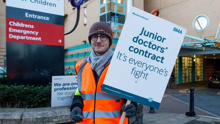Πρωτοφανούς διάρκειας απεργία ξεκινούν σήμερα οι εκπαιδευόμενοι γιατροί στην Αγγλία