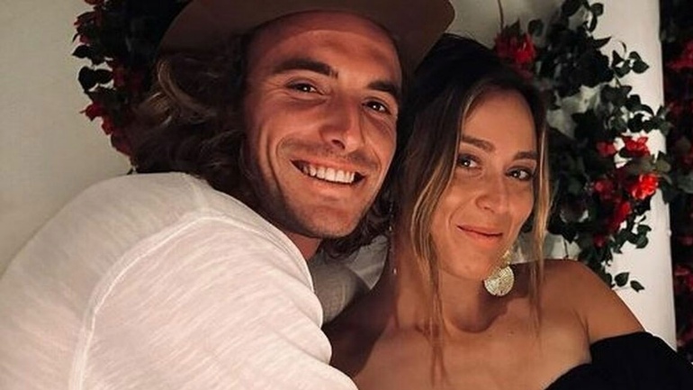 Η Paula Badosa φωτογραφίζει τον Στέφανο Τσιτσιπά κατά τη διάρκεια ρομαντικού δείπνου