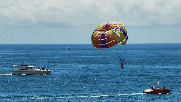 Τραυματίστηκε 18χρονη τουρίστρια που έκανε θαλάσσιο αλεξίπτωτο στην Ίο – Δύο συλλήψεις