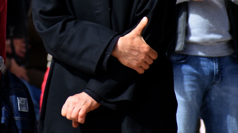 Ρέθυμνο: Ιερέας έκανε σκηνή ζηλοτυπίας στην παπαδιά στη μέση του δρόμου – Την έβριζε και την χαστούκισε