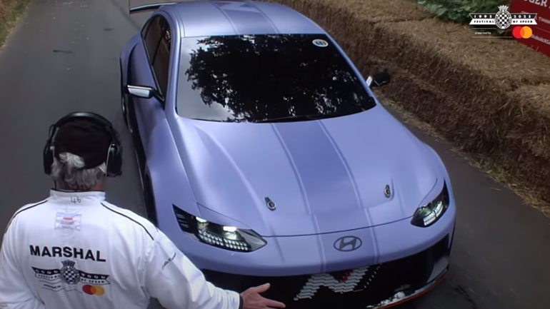 Δείτε τη στιγμή που το εντυπωσιακό Hyundai RN22e τρακάρει στο φετινό Goodwood