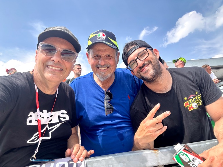 Μάκης Δαβούτης στο κέντρο, δεξιά Μενέλαο Κοντογιάννης και αριστερά Δημήτρης Διατσίδης