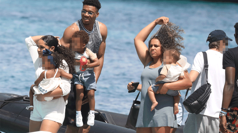 Γιάννης Αντετοκούνμπο: Με την οικογένειά του σε γνωστό μαγαζί των βορείων προαστίων