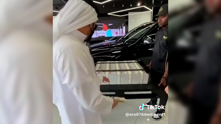 Μπήκε και μοίραζε χρήμα σε αντιπροσωπεία αυτοκινήτων και τώρα καταζητείται από τις αρχές για επίδειξη πλούτου