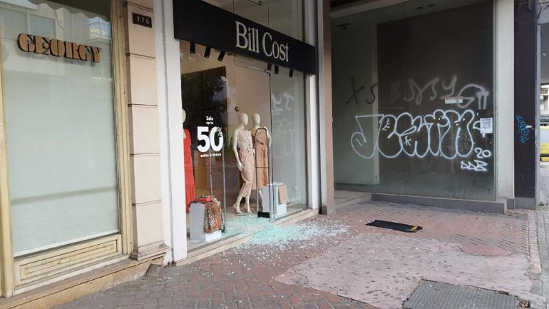 Δάφνη: Έσπασαν με σφυριά και βαριοπούλες καταστήματα στη Λ. Βουλιαγμένης