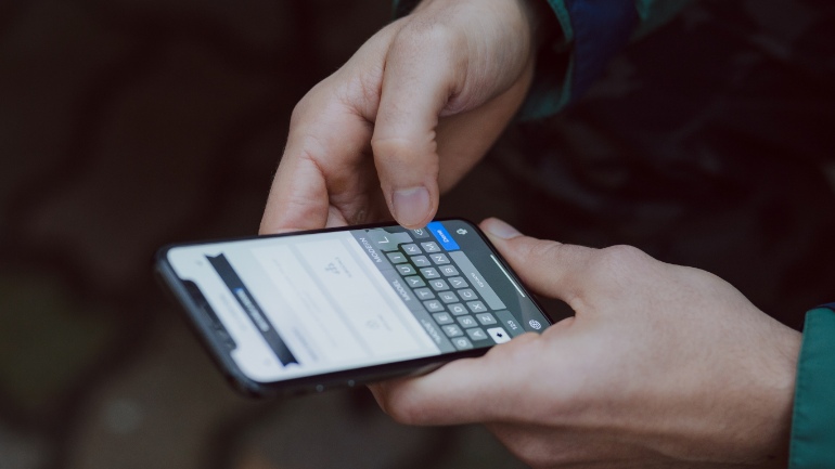 Ολλανδία: Οι δημόσιοι υπάλληλοι δεν επιτρέπεται να χρησιμοποιούν στα υπηρεσιακά τους τηλέφωνα τις AliExpress, WeChat και άλλες εφαρμογές