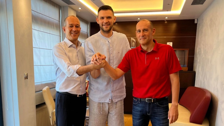 Υπέγραψε το νέο συμβόλαιό του με τον Ολυμπιακό ο Παπανικολάου