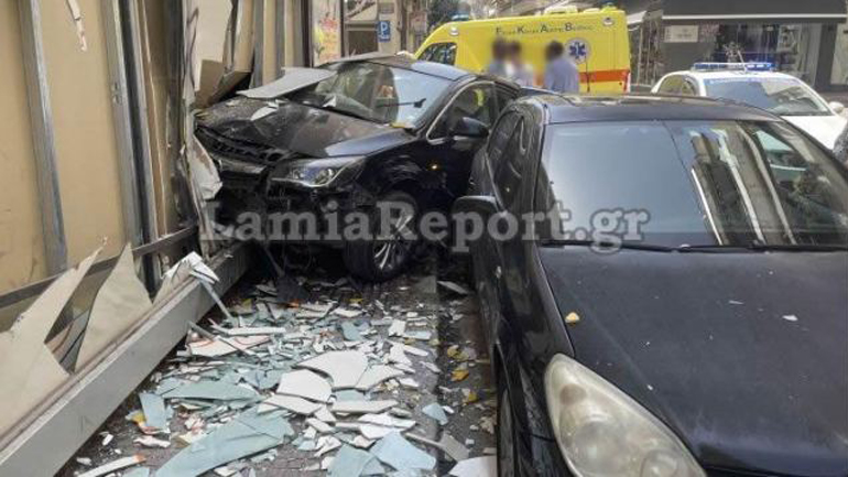 Τροχαίο ατύχημα στη Λαμία – Αυτοκίνητο μπήκε σε βιτρίνα πολυκαταστήματος