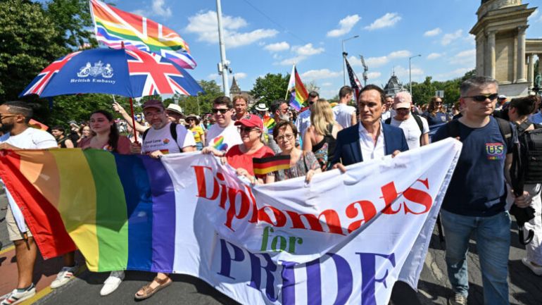 Ουγγαρία: Παρά τον καύσωνα, χιλιάδες άνθρωποι συμμετείχαν στην Παρέλαση Υπερηφάνειας στη Βουδαπέστη Ουγγαρία: Παρά τον καύσωνα, χιλιάδες άνθρωποι συμμετείχαν στην Παρέλαση Υπερηφάνειας στη Βουδαπέστη