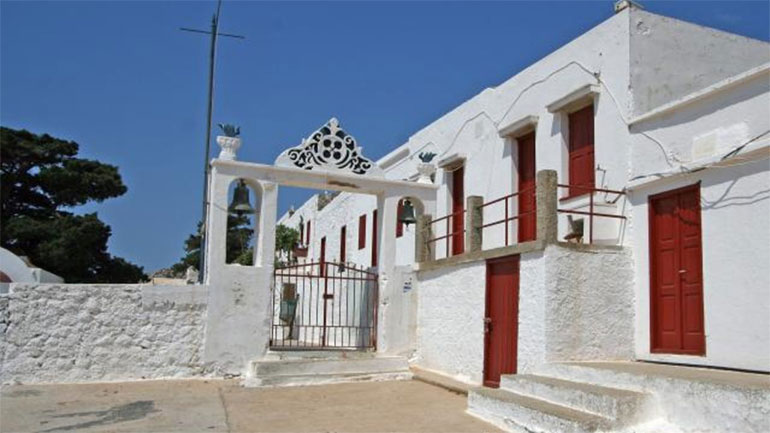 Χάλκη: Μια 73χρονη φροντίζει καθημερινά τη Μονή του Αγίου Ιωάννη Αλάργα