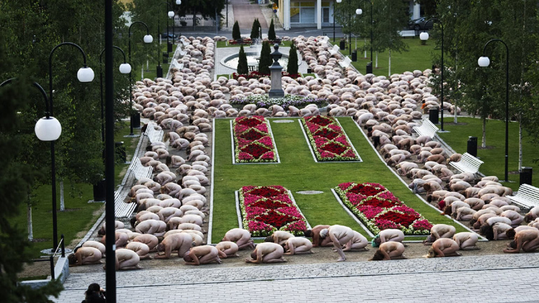 Ο Αμερικανός φωτογράφος Σπένσερ Τιούνικ «έγδυσε» 1.000 Φινλανδούς στο νέο έργο του