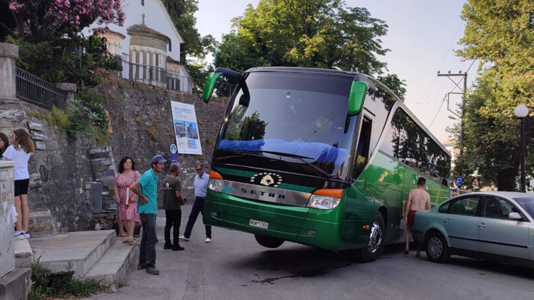 Λεωφορείο σηκώθηκε στον «αέρα» στη Ζαγορά Πηλίου