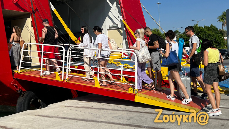 Μαζική η έξοδος των αδειούχων