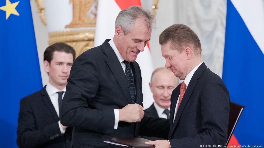 Εύθυμη ατμόσφαιρα στην υπογραφή της συμφωνίας ανάμεσα στον όμιλο OMV και την Gazprom το 2018