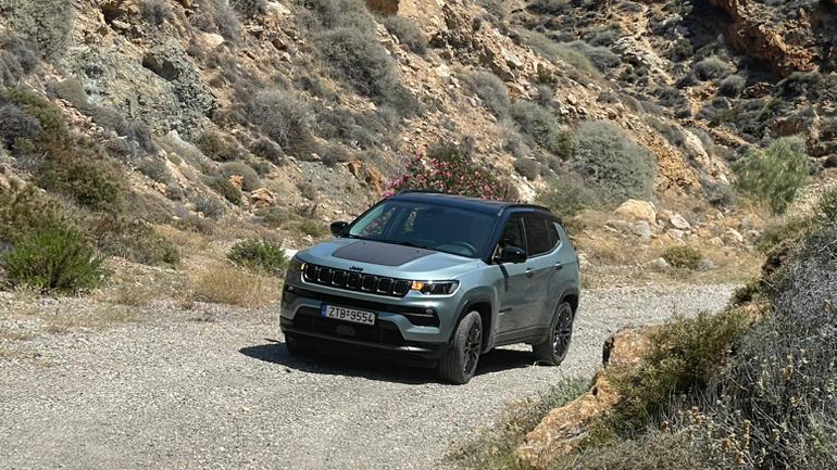 Στην Ανάφη, το πιο όμορφο νησί των Κυκλάδων, με το οικογενειακό υβριδικό Jeep Compass 1.5 130 PS 