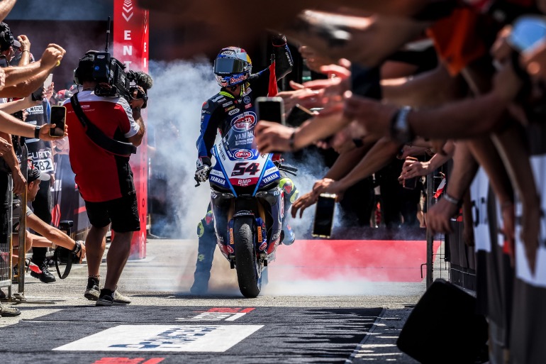 Αποθεώνεται ο Τούρκος οδηγός