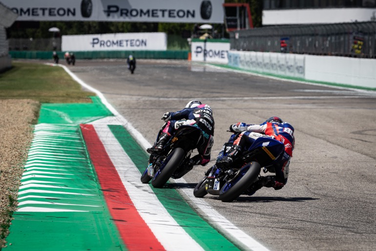 ...και στην έξοδο της στροφής πάλι μπροστά