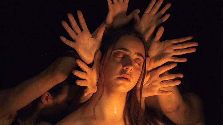 Ο Μάριο Μπανούσι παρουσιάζει την παράσταση «Taverna Miresia – Mario, Bella, Anastasia» στο Εθνικό Θέατρο