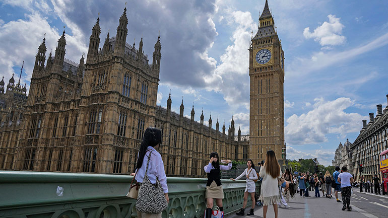 Πoλιτιστικός πόλεμος για την «μπόνους τρύπα» των τρανς