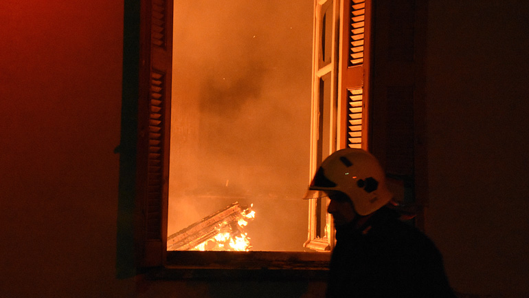 Νάουσα: Χωρίς τις αισθήσεις του ανασύρθηκε άνδρας από φλεγόμενη μονοκατοικία