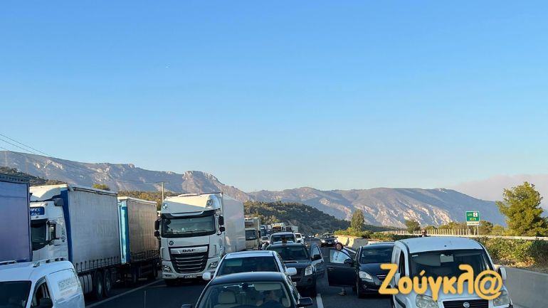 Φωτιά στο Λουτράκι: Ουρές χιλιομέτρων στην Εθνική Οδό Αθηνών – Κορίνθου