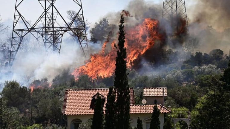 Διακόπηκαν τα δρομολόγια του Προαστιακού στο ρεύμα προς Κιάτο λόγω της πυρκαγιάς στο Λουτράκι