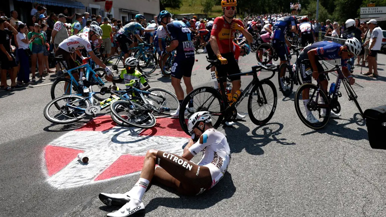 Θεατής βγάζει selfie και προκαλεί τροχαίο στον Γύρο Γαλλίας