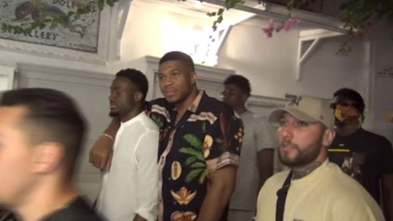 Στη Μύκονο ο Γιάννης Αντετοκούνμπο με τα αδέλφια του – Ο κόσμος ξέσπασε σε χειροκροτήματα