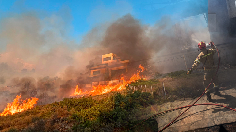 «Μάχη» με τις φλόγες σε Κουβαρά, Λαγονήσι, Σαρωνίδα και Ανάβυσσο