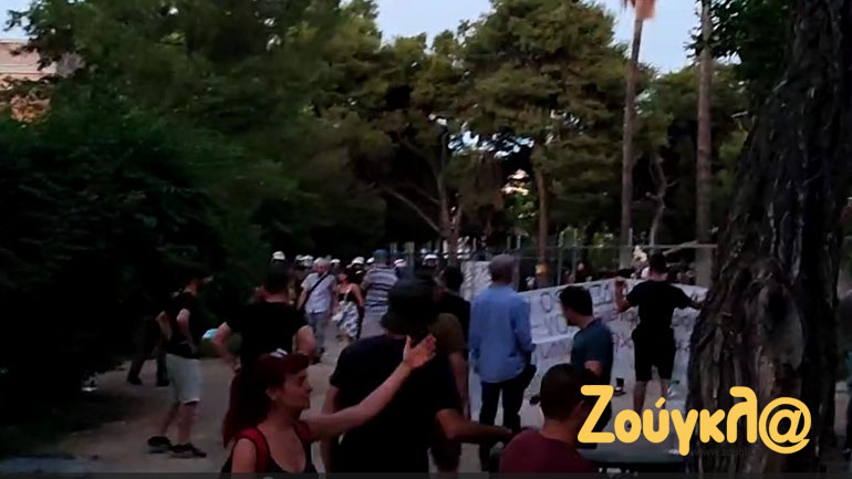 Ένταση μεταξύ διαδηλωτών και ΜΑΤ και στο πάρκο Δρακόπουλου Ένταση μεταξύ διαδηλωτών και ΜΑΤ και στο πάρκο Δρακόπουλου