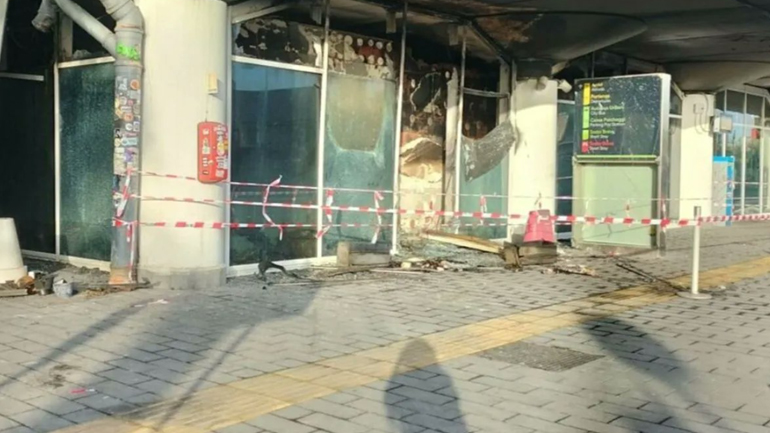 Κλείνει για τρεις μέρες το αεροδρόμιο της Κατάνια λόγω πυρκαγιάς που προκάλεσε ζημιές και γέμισε καπνό μεγάλο τμήμα του