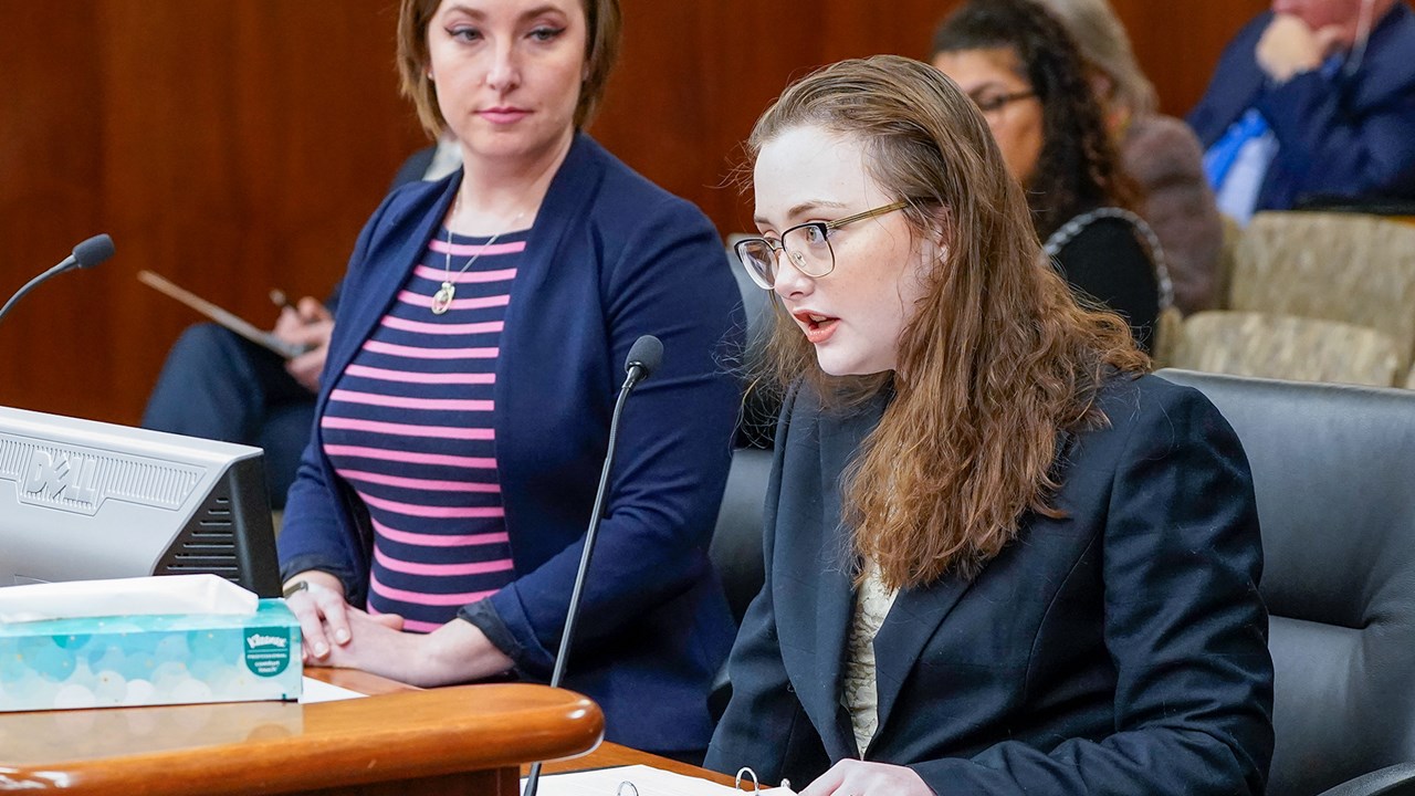 Η Αμάρα κατά τη διάρκεια της κατάθεσης