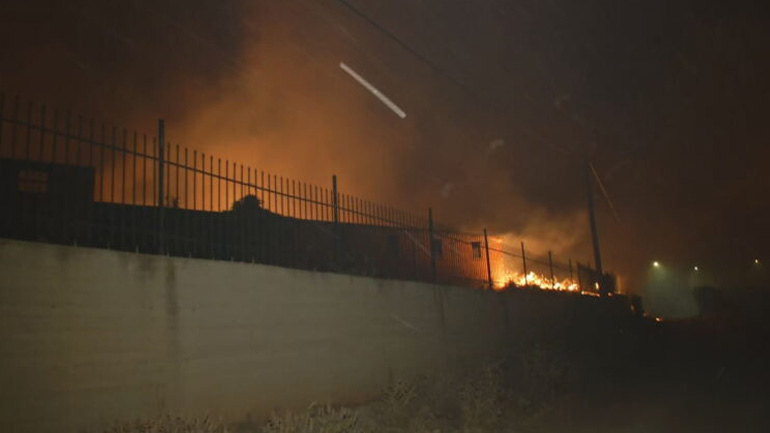 Αναζωπυρώθηκε το πύρινο μέτωπο στα Καλύβια – Καίγονται σπίτια στον οικισμό Στίπιζα