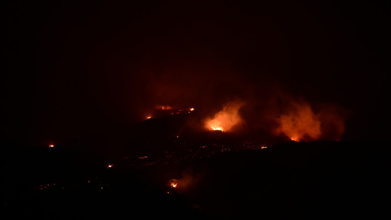 Ολονύχτια μάχη με τις φλόγες στη Σαρωνίδα – Σε ύφεση οι άνεμοι