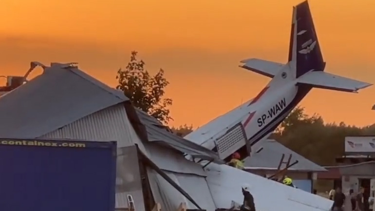 Πολωνία: Πέντε νεκροί  και επτά τραυματίες από συντριβή μικρού αεροσκάφους σε υπόστεγο αεροδρομίου